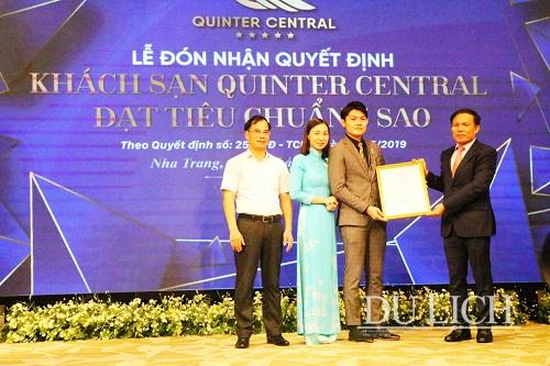 Phó Tổng cục trưởng Tổng cục Du lịch Ngô Hoài Chung trao quyết định công nhận khách sạn 5 sao cho Quinter Central